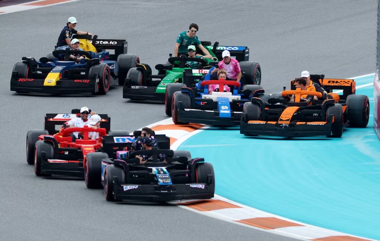 LEGO yaratıcılıkta vites yükseltti: F1 pilotları LEGO araçlarla yarıştı...